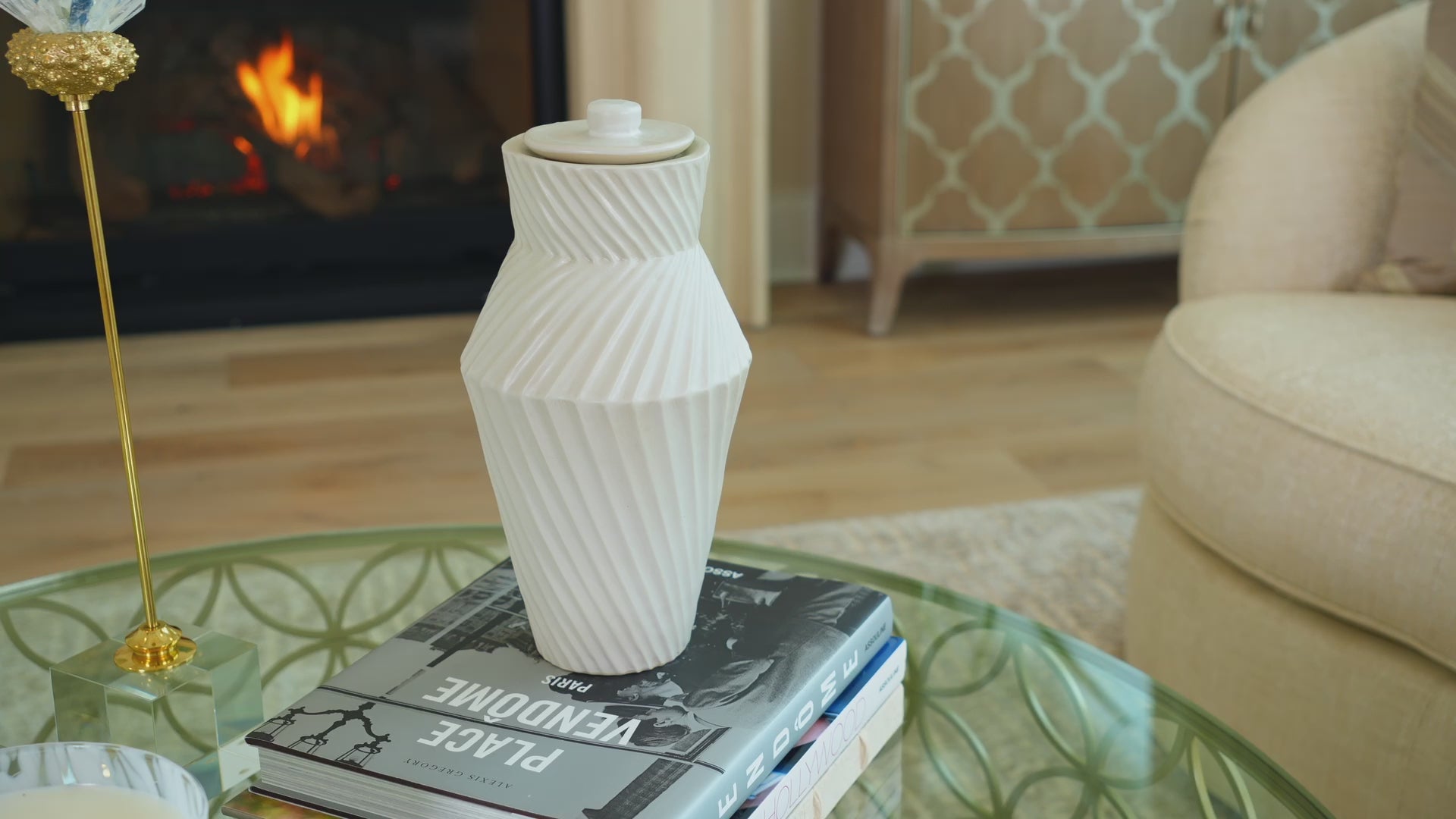 Tall urn with a textured, grooved surface and a warm beige finish. Deco Twist Beach.