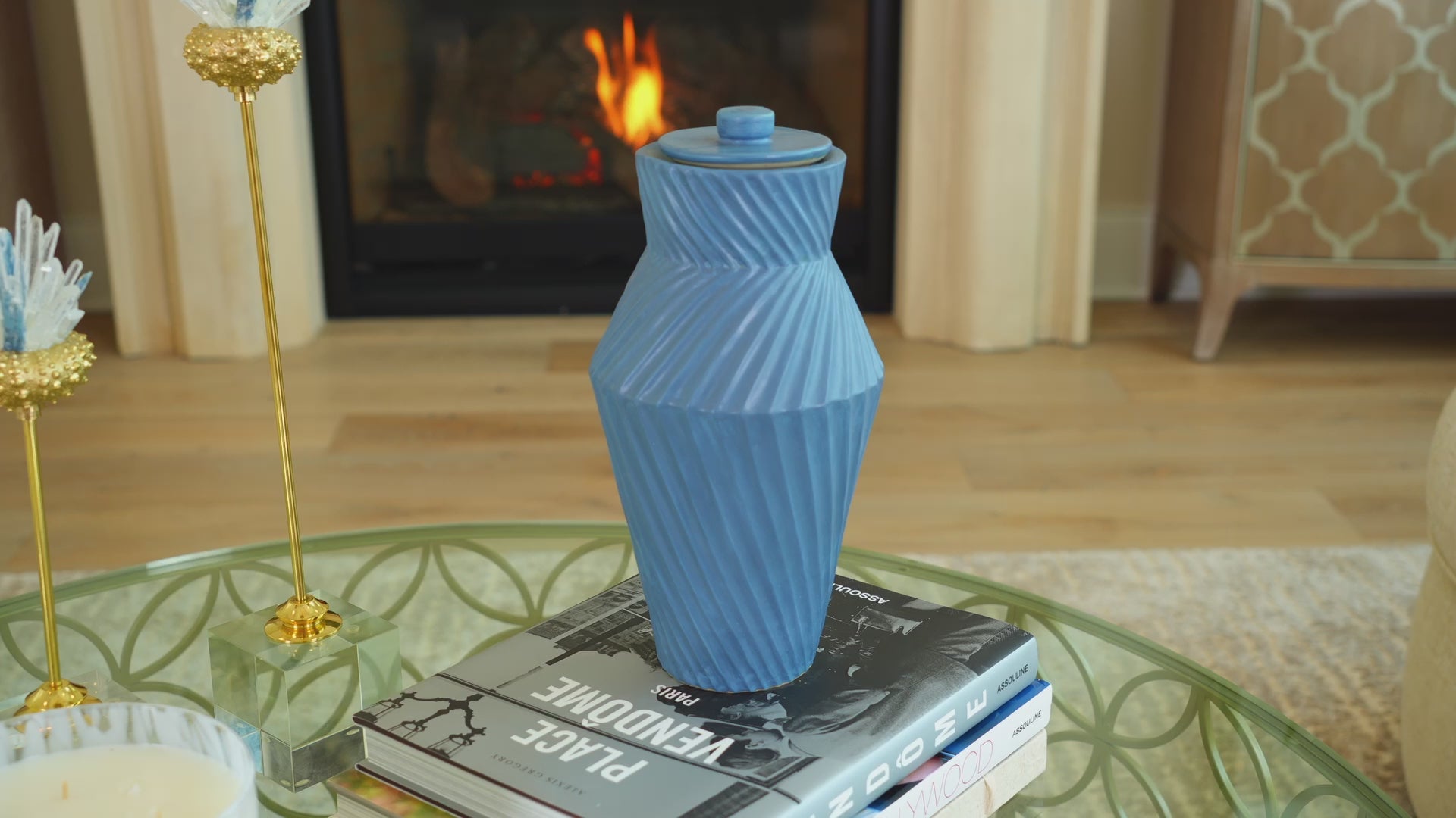 Tall urn with a textured, grooved surface and a calming light blue finish. Deco Twist Sky.